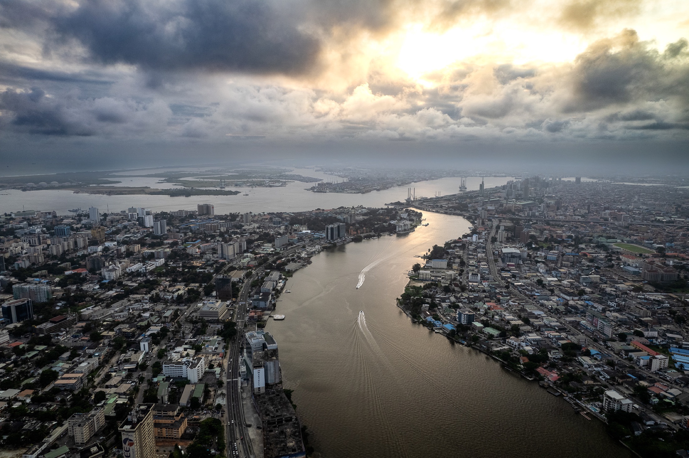 Vue aérienne d’une grande ville africaine traversée par une lagune